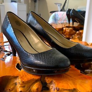 Bandolino Black Snakeskin Round Toe Pump
